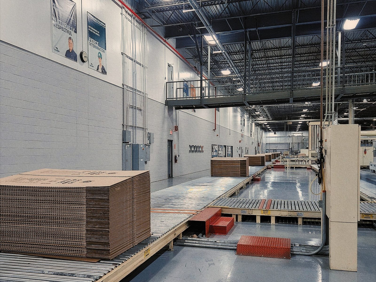 Stacks of corrugated board on a conveyor in a converting plant